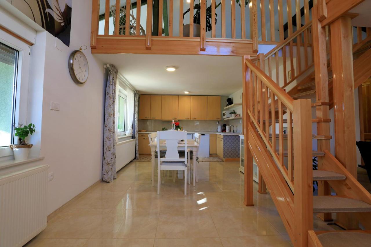 Luxury Apartman Alex With Sauna In The Village Otocsán Kültér fotó