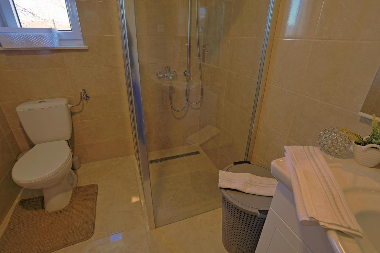 Luxury Apartman Alex With Sauna In The Village Otocsán Kültér fotó